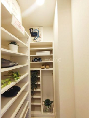 ���[�@�V���[�Y�C���N���[�[�b�g